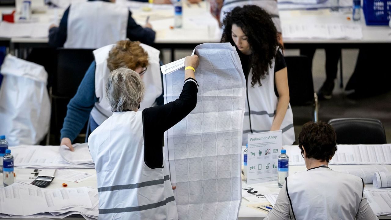 Stemmen tellen op kandidaatsniveau in Rotterdam Ahoy - ANP