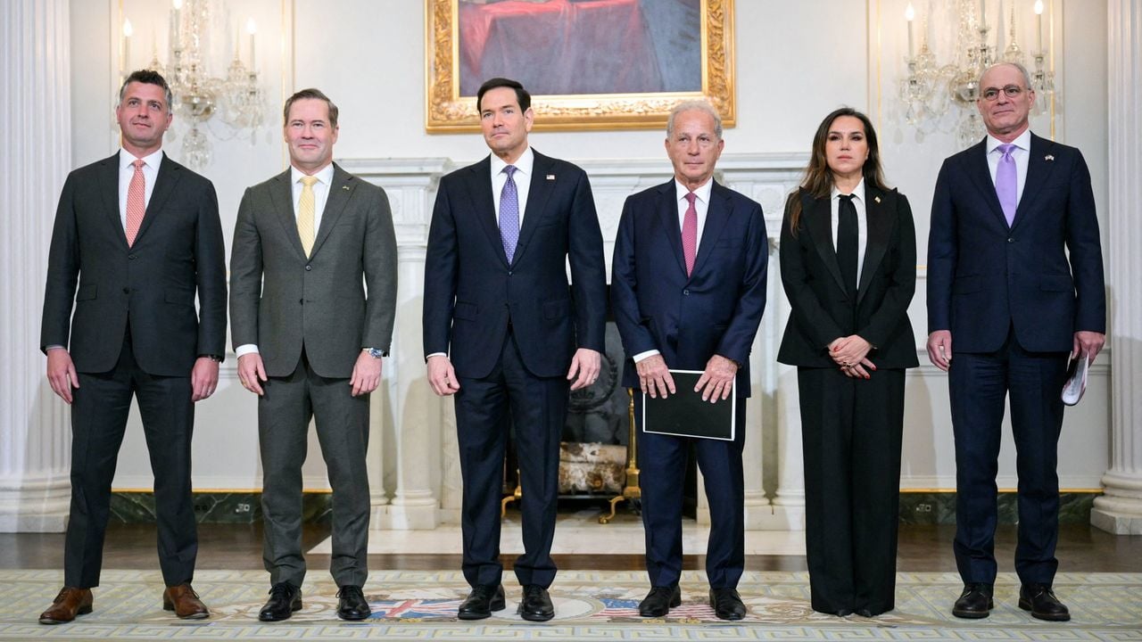 De ambassadeurs en hun Amerikaanse gesprekspartners voor aanvang van de besprekingen - AFP