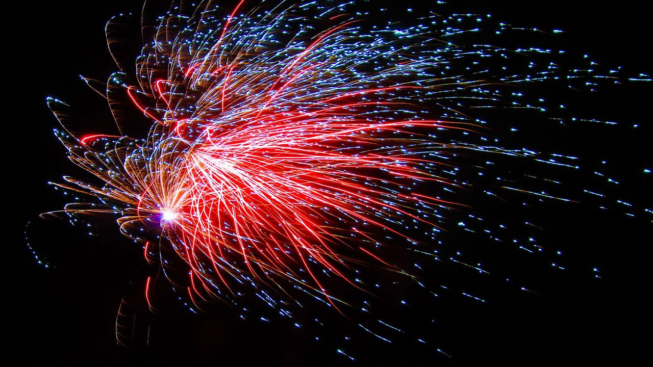 Siervuurwerk wordt afgestoken in Colijnsplaat - Vivian Kramer / NOS Ooggetuige