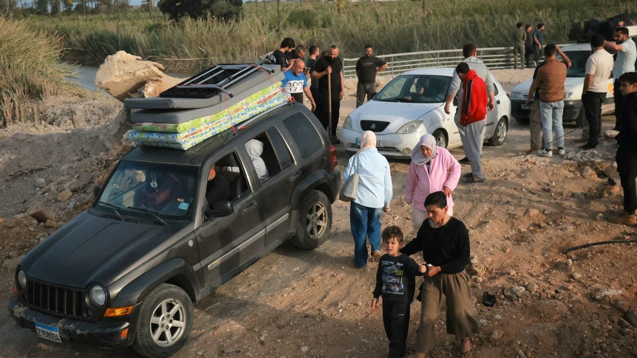 Ontheemden reizen door het Qasmieh-gebied op weg naar hun huizen in Zuid-Libanon - AFP