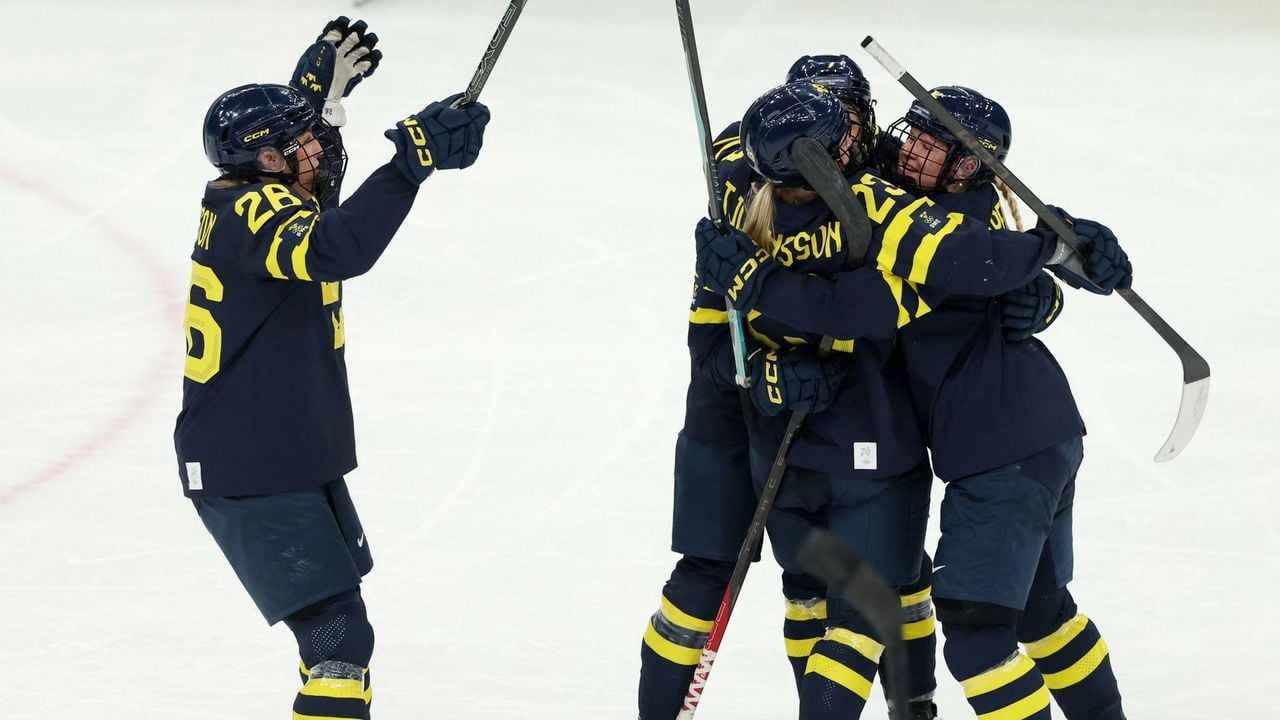 Mira Jungaker wordt omhelsd door teamgenoten na haar openingstreffer voor Zweden - Reuters