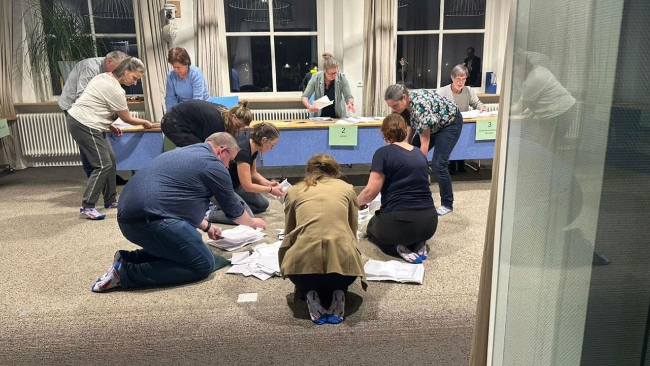 Het tellen van de stemmen op Schiermonnikoog - RTV NOF, Esther Leystra