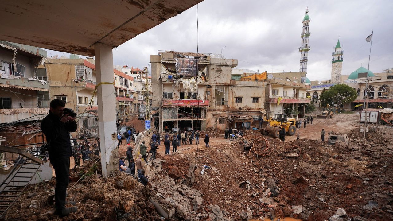 Verwoestingen in Nabi Chit na eerdere Israëlische bombardementen - Reuters