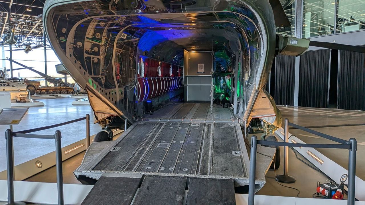 Het stemhokje zit in een legerhelikopter - NOS