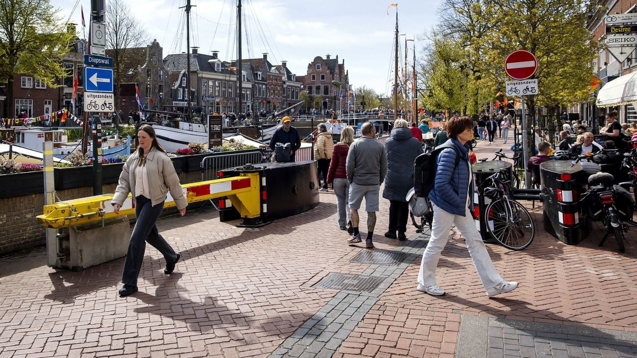 Een wegblokkade in het centrum van Dokkum in aanloop naar Koningsdag - ANP
