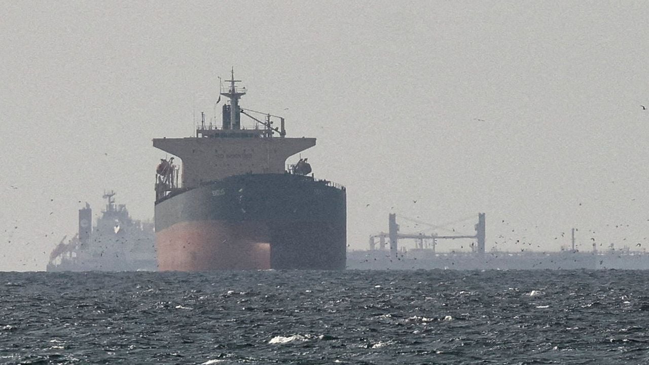 Een vrachtschip nabij de Straat van Hormuz op een foto van vorige maand - Reuters