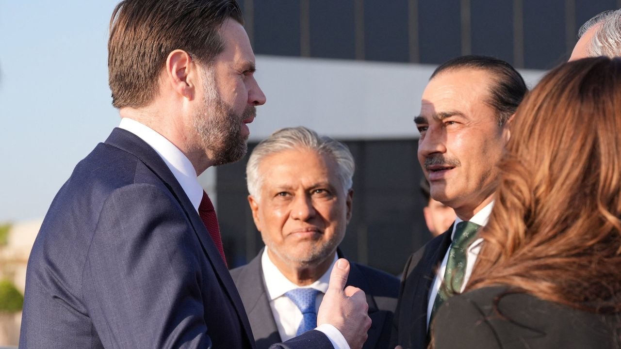 De Pakistaanse minister Dar (m) kijkt toe bij het vertrek van JD Vance uit Pakistan - Reuters