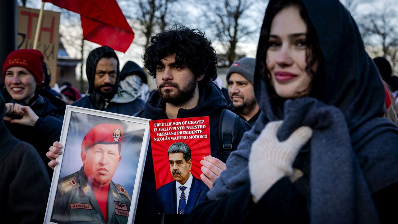 Demonstranten in Amsterdam bij het consulaat van de VS betogen tegen het Amerikaanse ingrijpen - ANP