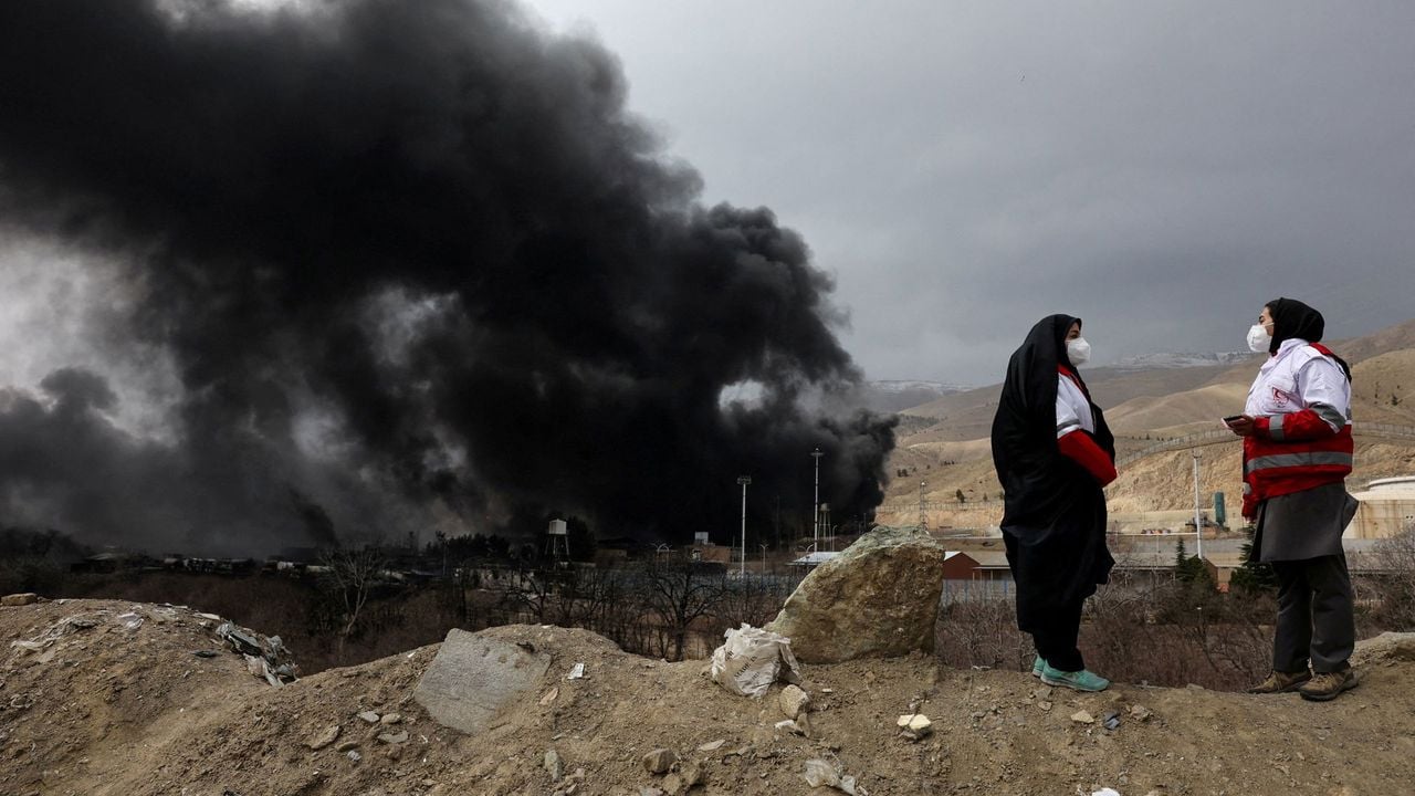 Rook in Teheran na een aanval op brandstoftanks op 8 maart - WANA / Reuters