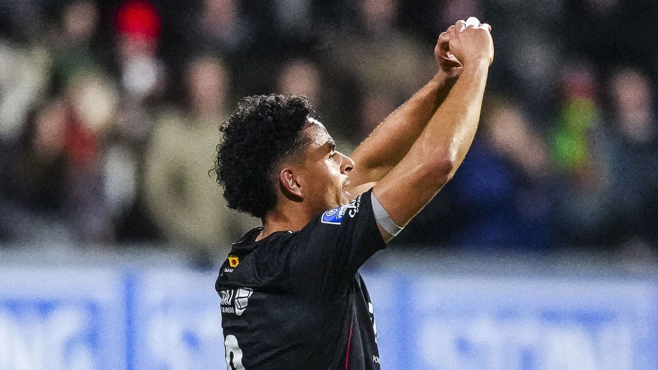 Ilias Bronkhorst maakt, op Valentijnsdag, een hartje na zijn goal - Pro Shots