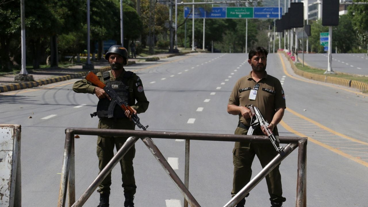 Militairen op straat in Islamabad - EPA