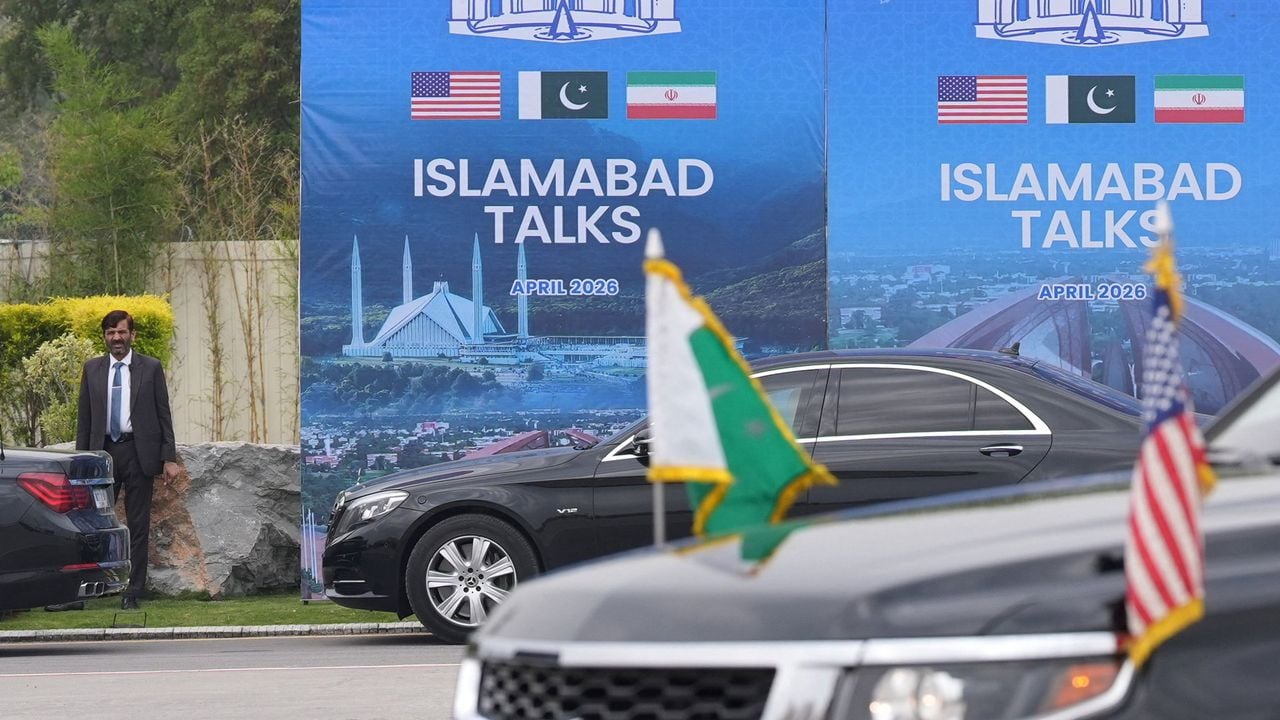 Auto's van de Amerikaanse delegatie bij de onderhandelingslocatie in Islamabad - Reuters