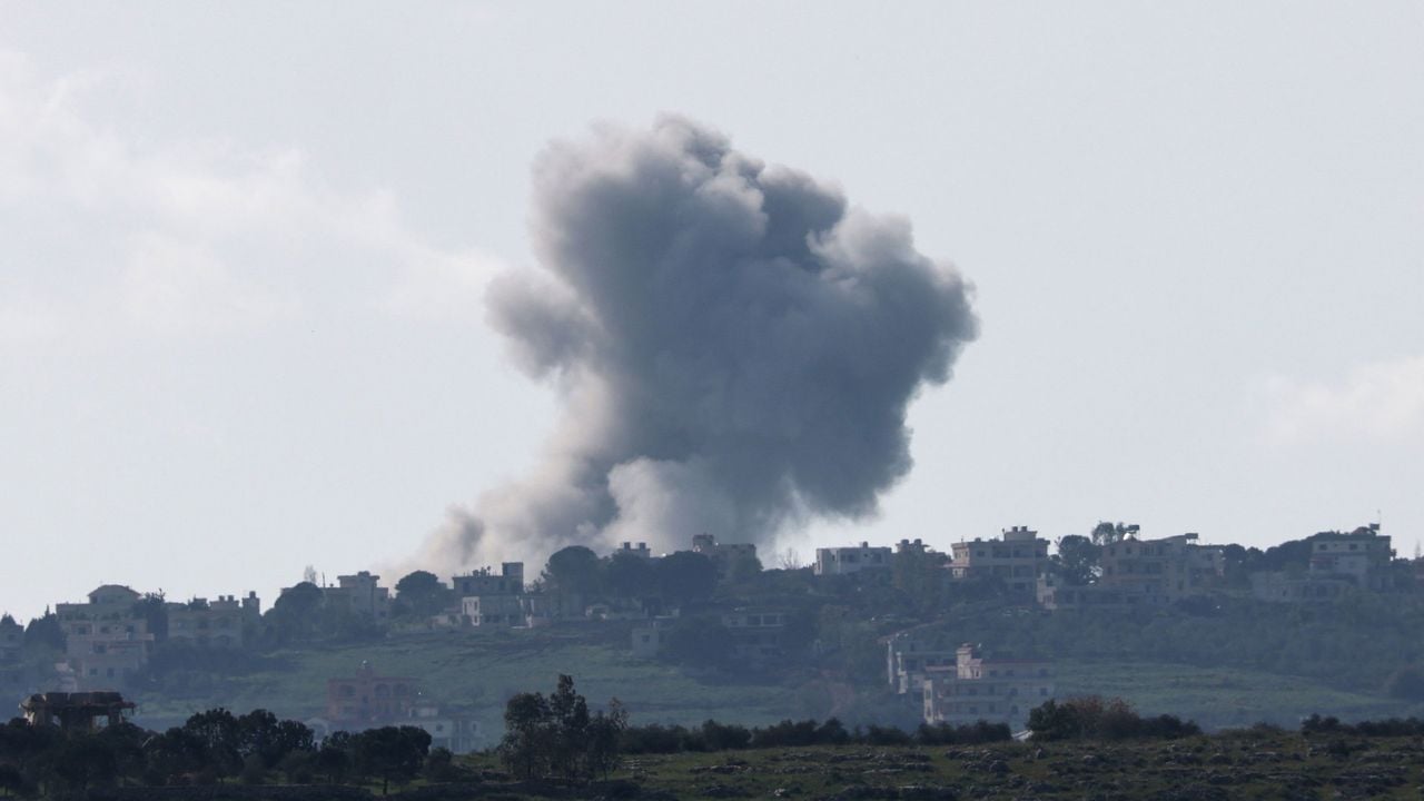 Rook stijgt op boven Bint Jbeil na een Israëlische luchtaanval op 13 april - EPA