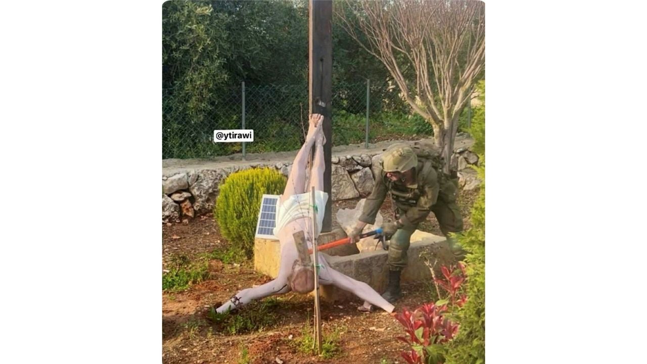 De foto waarop de Israëlische militair het beeld lijkt te beschadigen - X