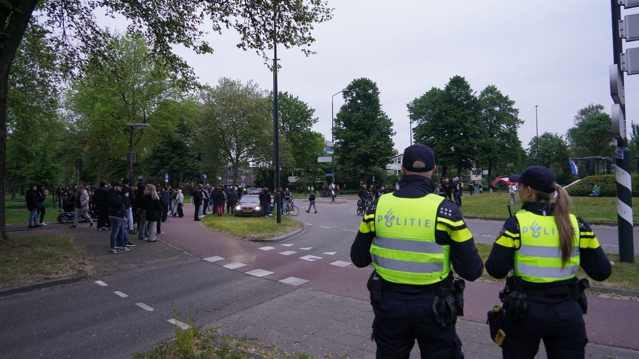 Demonstranten op een rotonde in Apeldoorn - Heitink