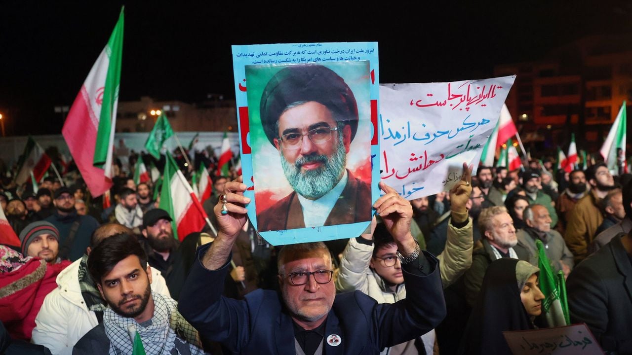 Aanhangers van het regime houden in Teheran een poster van Mojtaba Khamenei omhoog - EPA