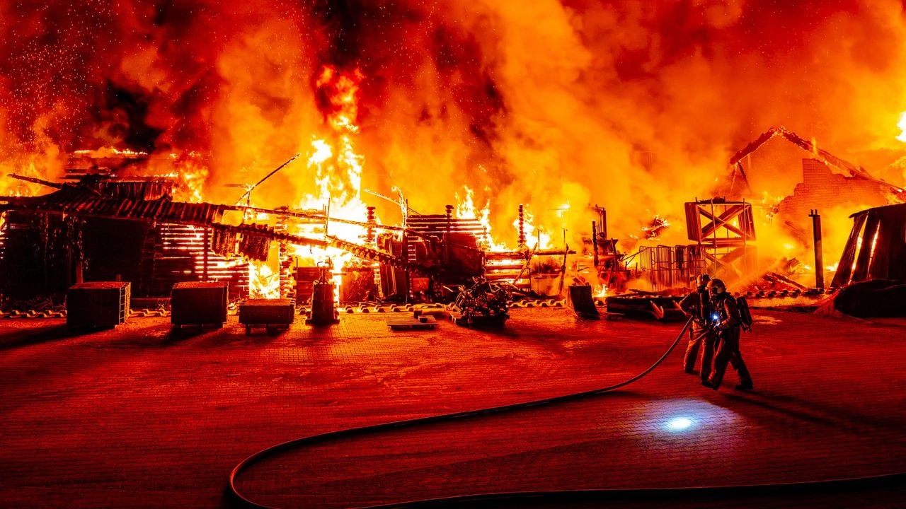Brand in loods bij timmerbedrijf Zutphen - Persbureau Heitink