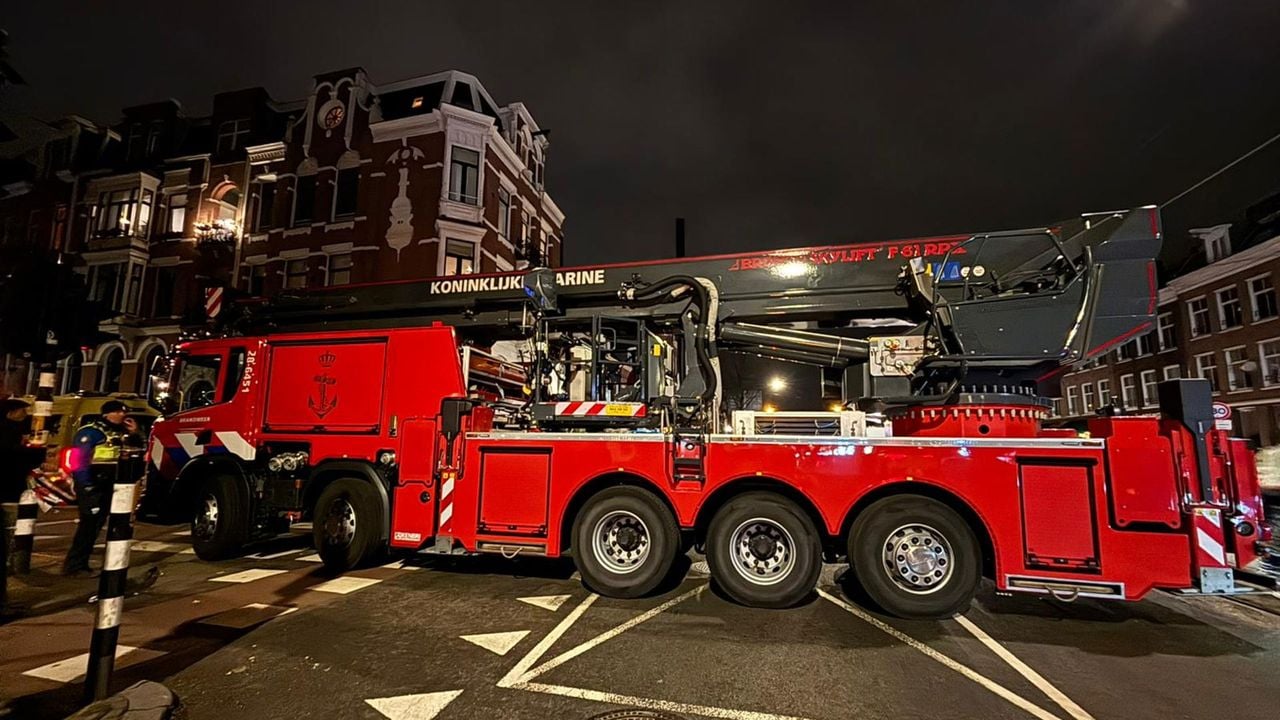 Een blusvoertuig met lange ladder van de marine in Amsterdam - NOS