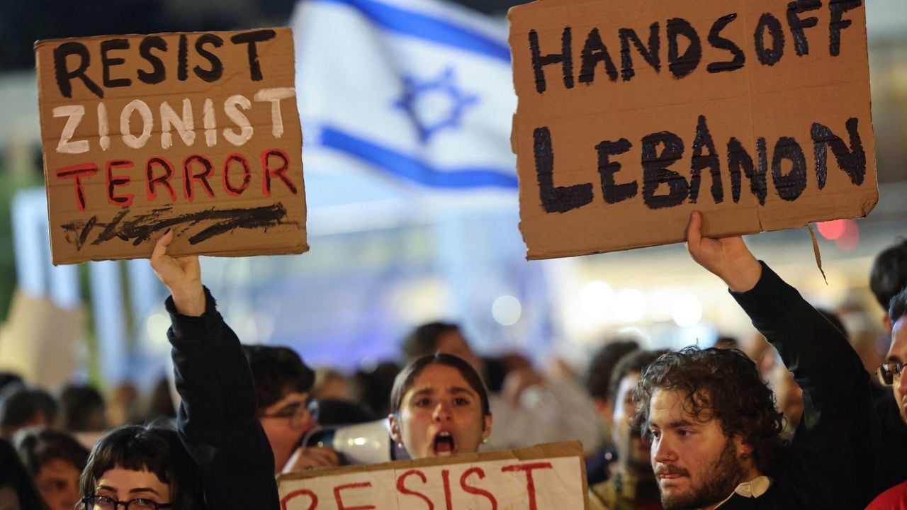 In Tel Aviv in Israël demonstreren activisten tegen de Israëlische aanvallen in Libanon - AFP