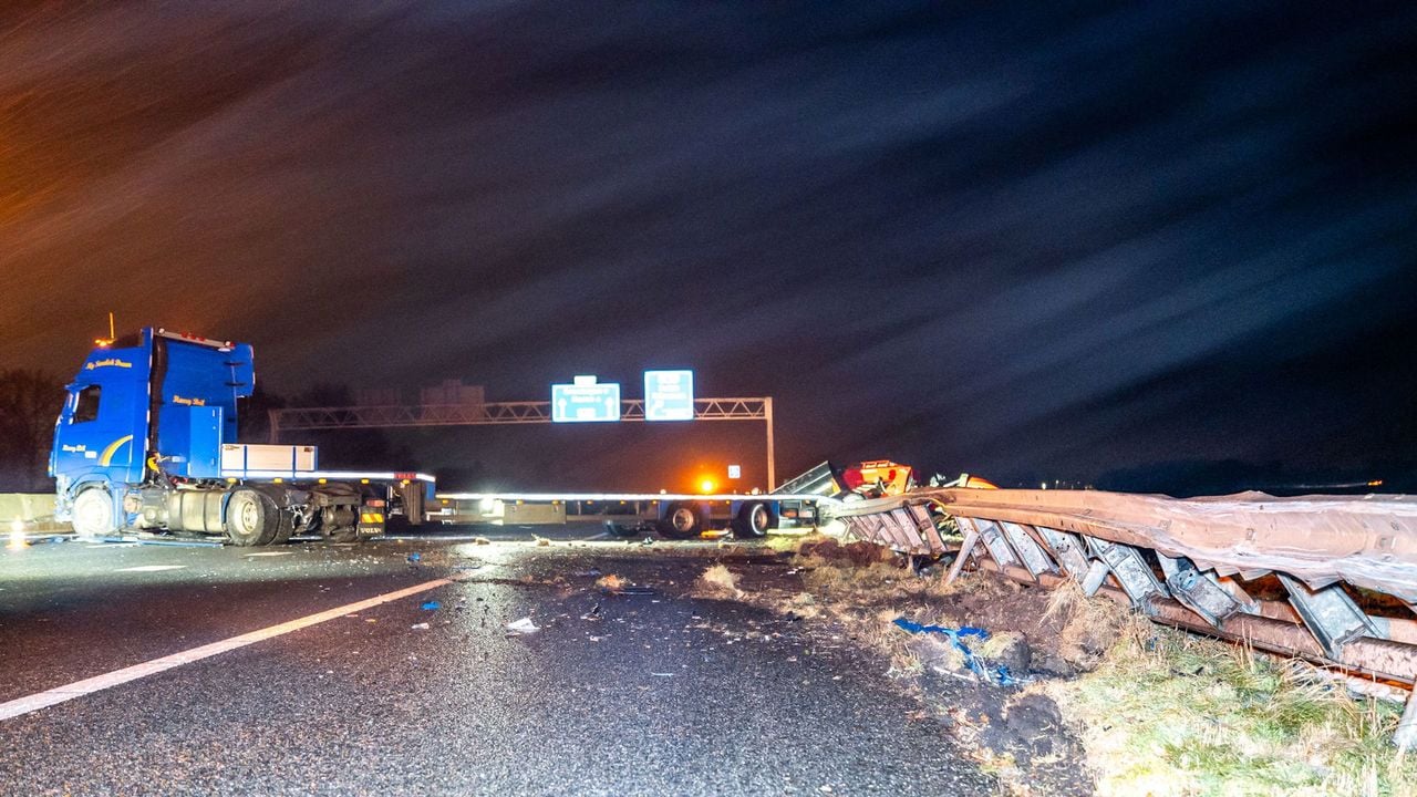 Bij Eelde schaarde een vrachtwagen, een shovel die op de trailer stond belandde in de vangrail - Noordernieuws
