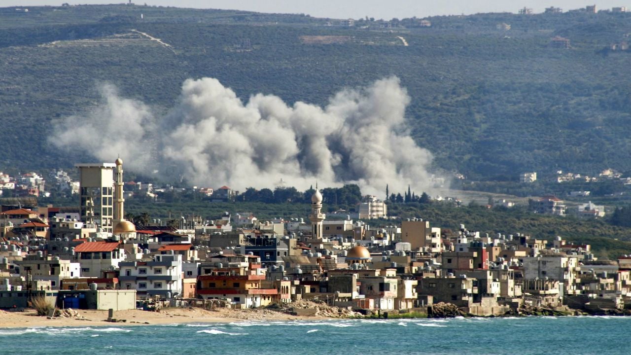 Rook boven de stad Tyrus na een aanval vandaag - AFP