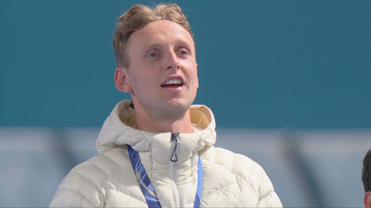 Sander Eitrem zingt het Noorse volkslied mee. - NOS