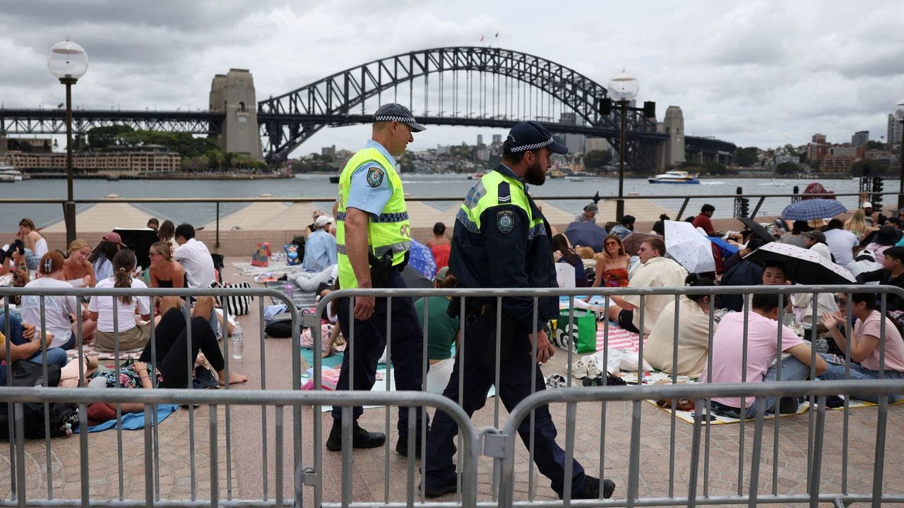 De politie op het voorplein van het Sydney Opera House in Sydney, Australië, voorafgaand aan het nieuwjaarsvuurwerk - Reuters