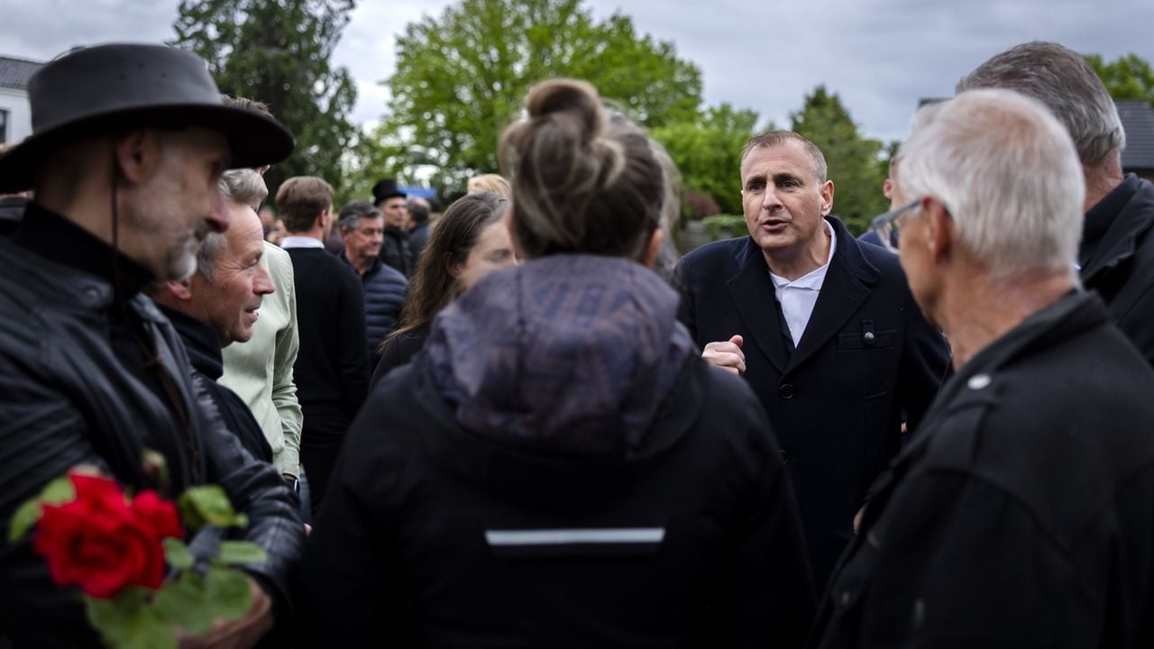 Kamerlid Gidi Markuszower in gesprek met demonstranten in Loosdrecht - ANP