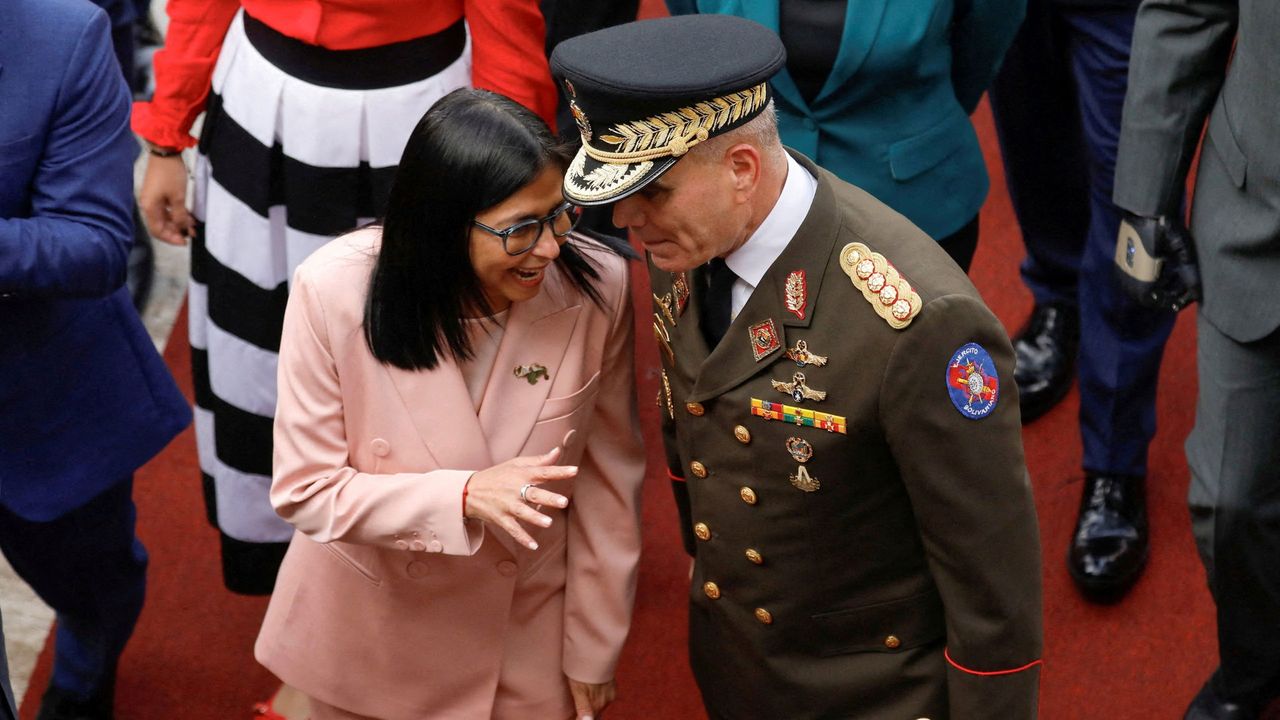 Vicepresident Delcy Rodriguez vandaag in gesprek met minister van Defensie Vladimir Padrino - Reuters