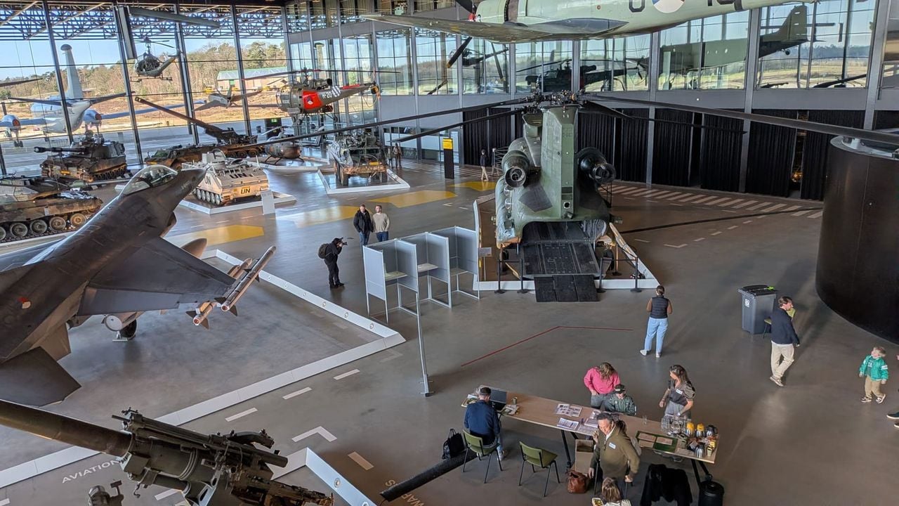 De legerhelikopter staat in het Nationaal Militair Museum - NOS