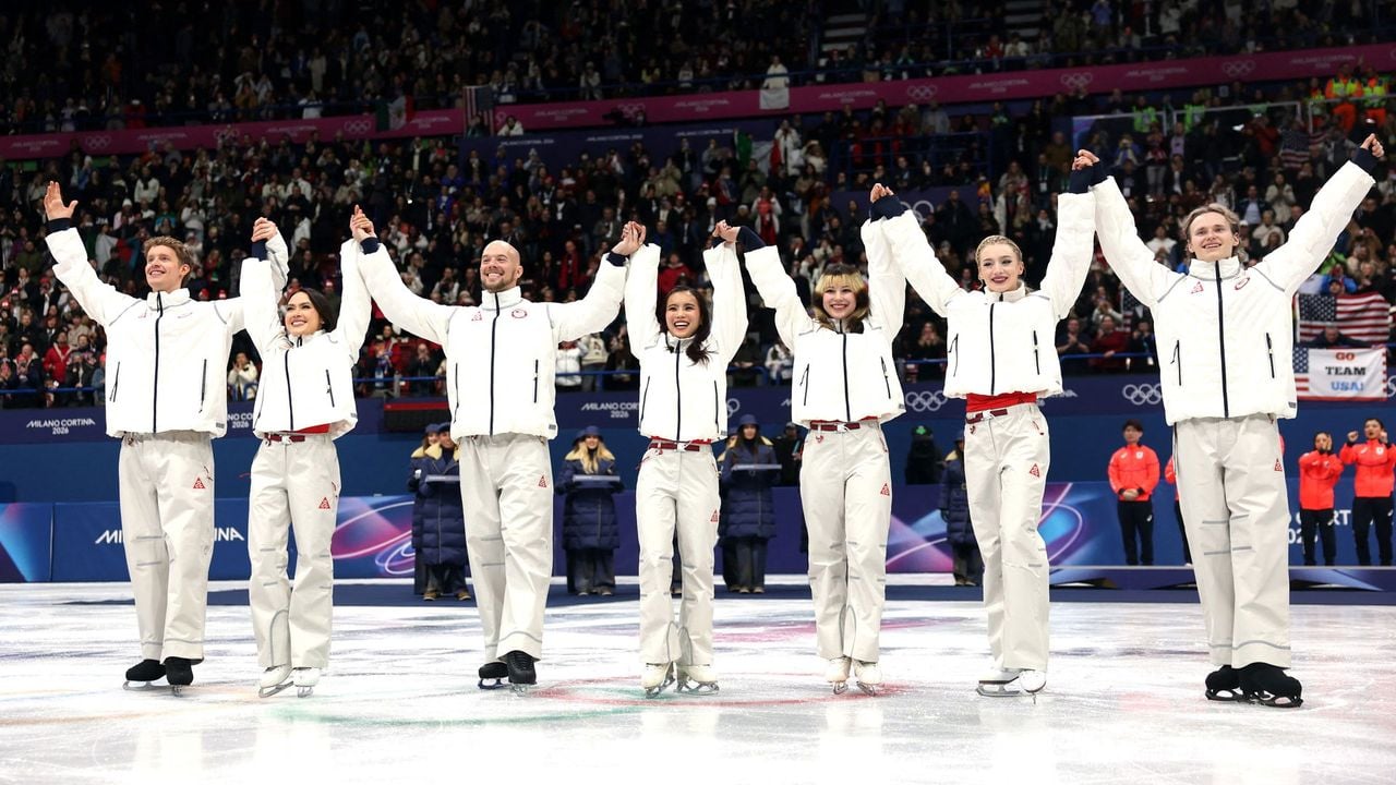 Het Amerikaanse team bij de podiumceremonie - Reuters