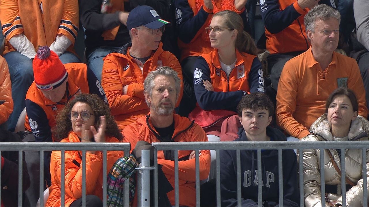 Edwin van der Sar op de tribune - NOS