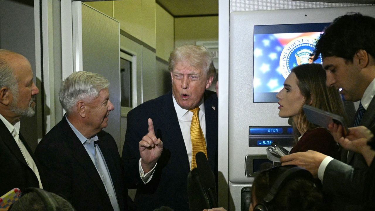 Trump staat journalisten te woord in het presidentiële vliegtuig - AFP