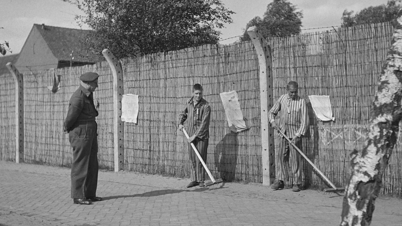 Twee gevangenen zijn aan het werk op het kamp (Strafkamp Vught) - Nationaal Archief