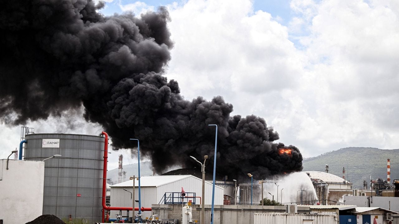 De brandweer probeert te voorkomen dat het vuur zich verder verspreidt - Reuters