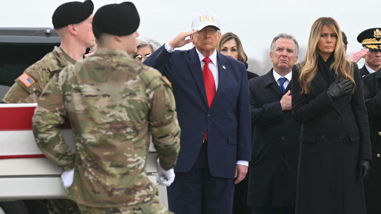 Trump bij de aankomst van de lichamen - AFP