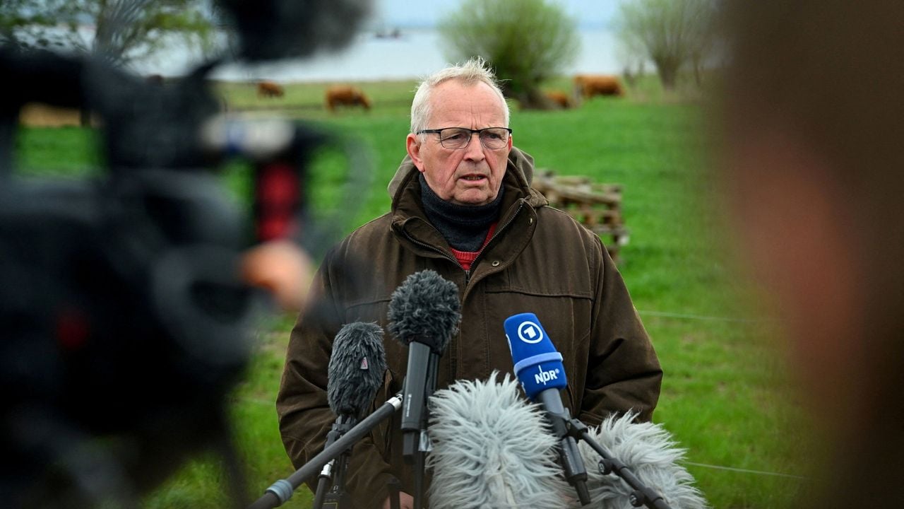 Deelstaatminister Backhaus staat de pers te woord - Reuters