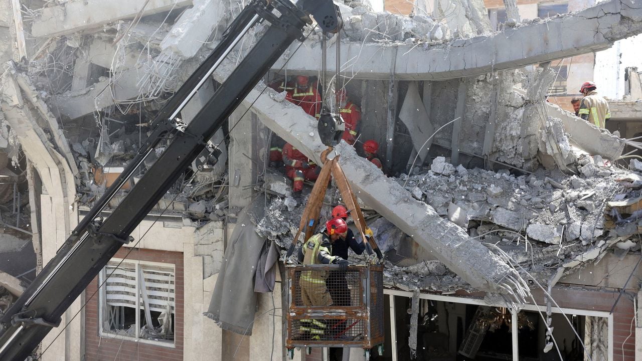 Brandweerlieden op zoek naar slachtoffers in Teheran - EPA