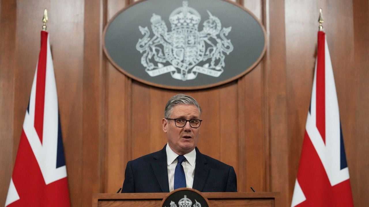 De Britse premier Starmer tijdens de persconferentie - AFP