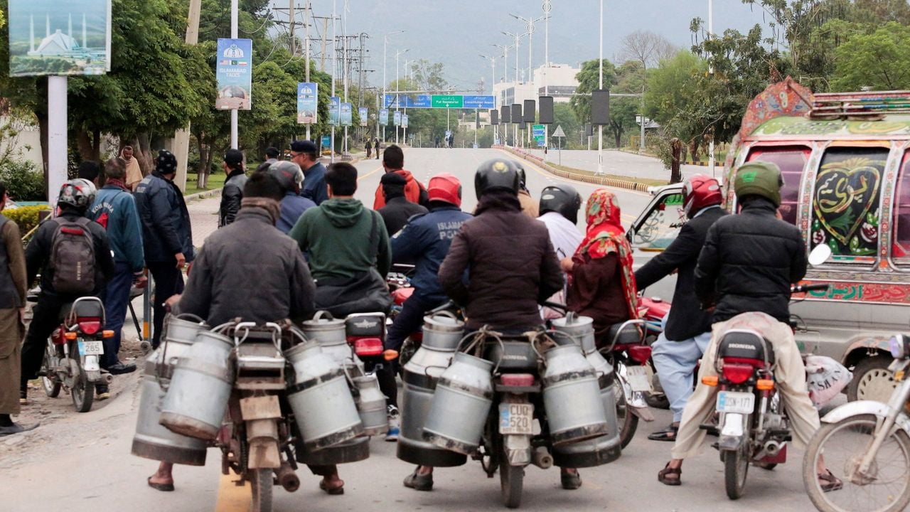 Pakistanen bij een wegblokkade - Reuters