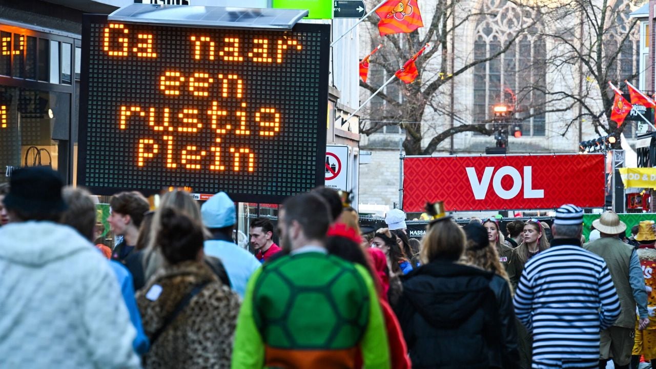 Drukte in Breda op carnavalszaterdag - SQ Vision