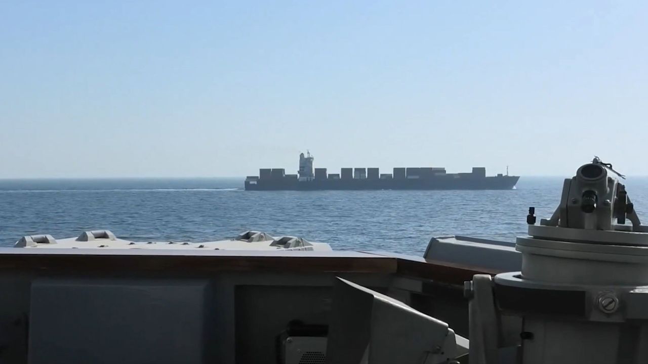 Het Amerikaanse leger heeft dit beeld vrijgegeven van de Touska, gezien vanaf de torpedobootjager USS Spruance - @CENTCOM