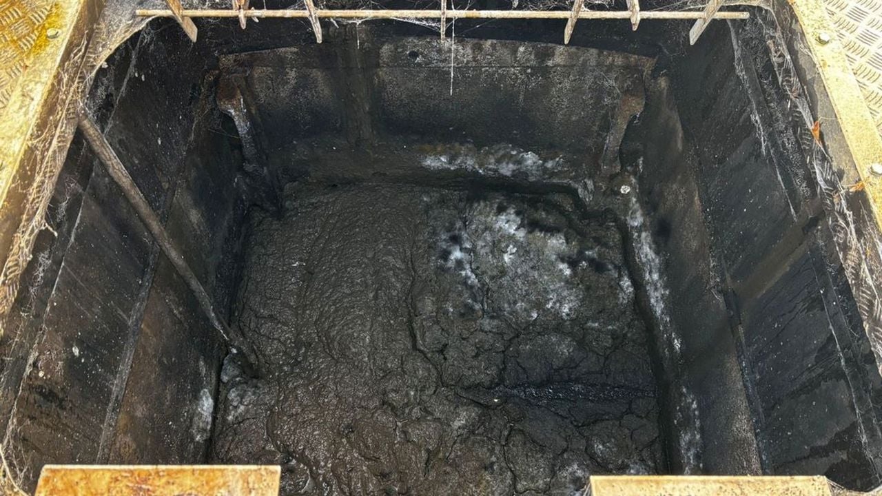 Vet drijft bovenop het slib in de waterzuivering van Venlo - L1 Nieuws