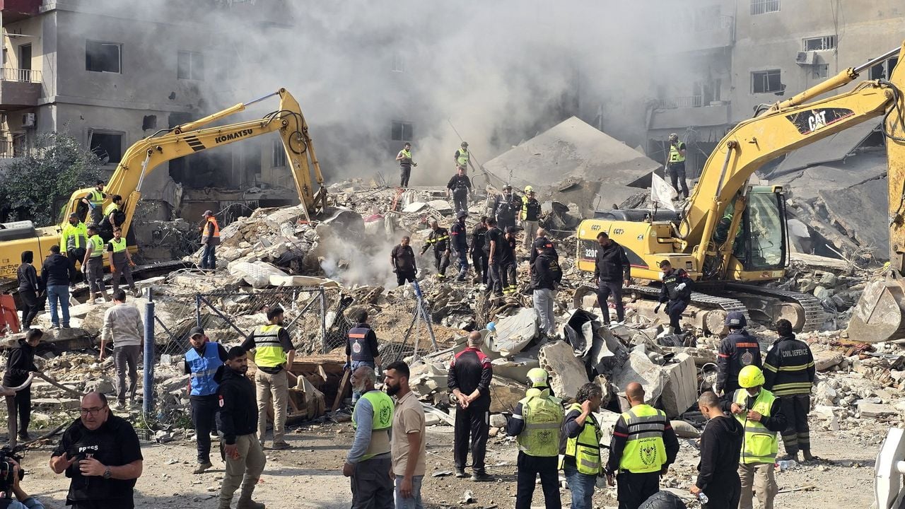 Hulpverleners verzamelen zich in de stad Tyrus na een Israëlische aanval - AFP