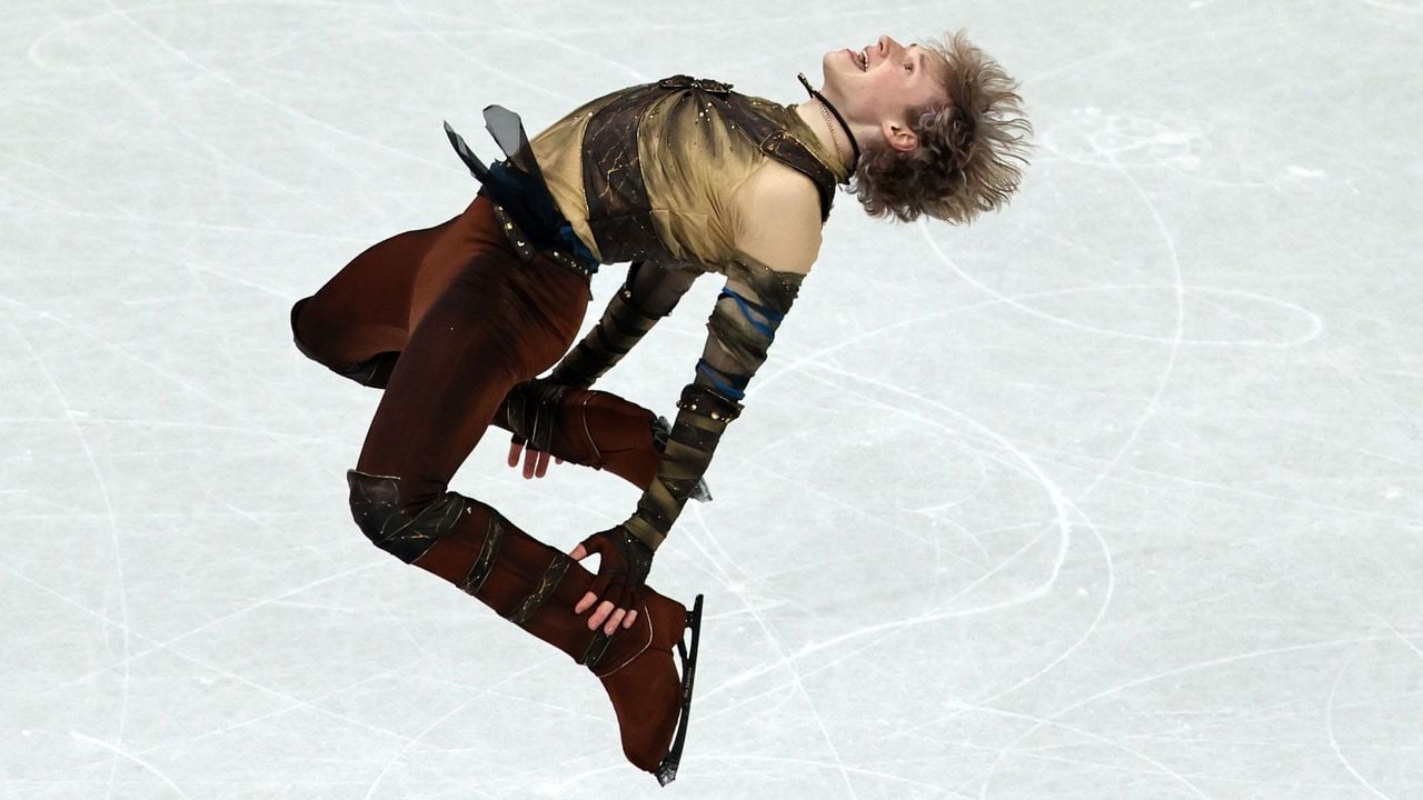 Ilia Malinin doet een achterwaartse salto tijdens de korte kür - AFP