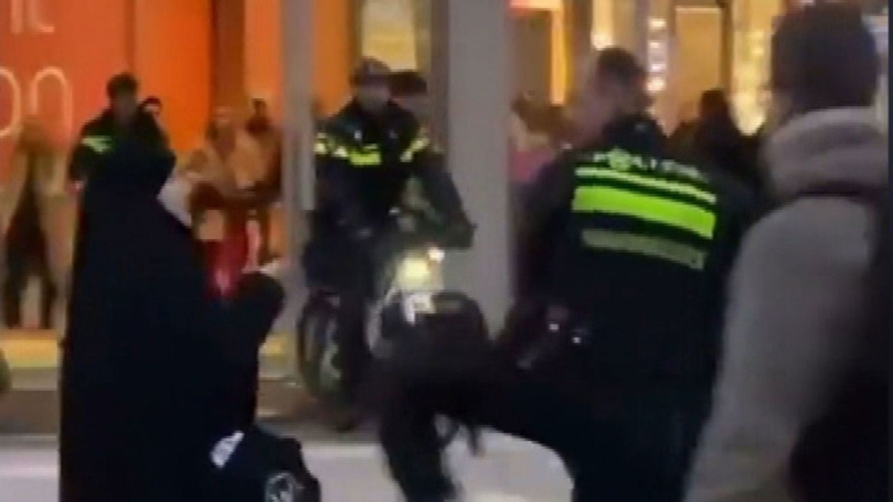 Een screenshot van de video waarin er politiegeweld wordt gebruikt - X