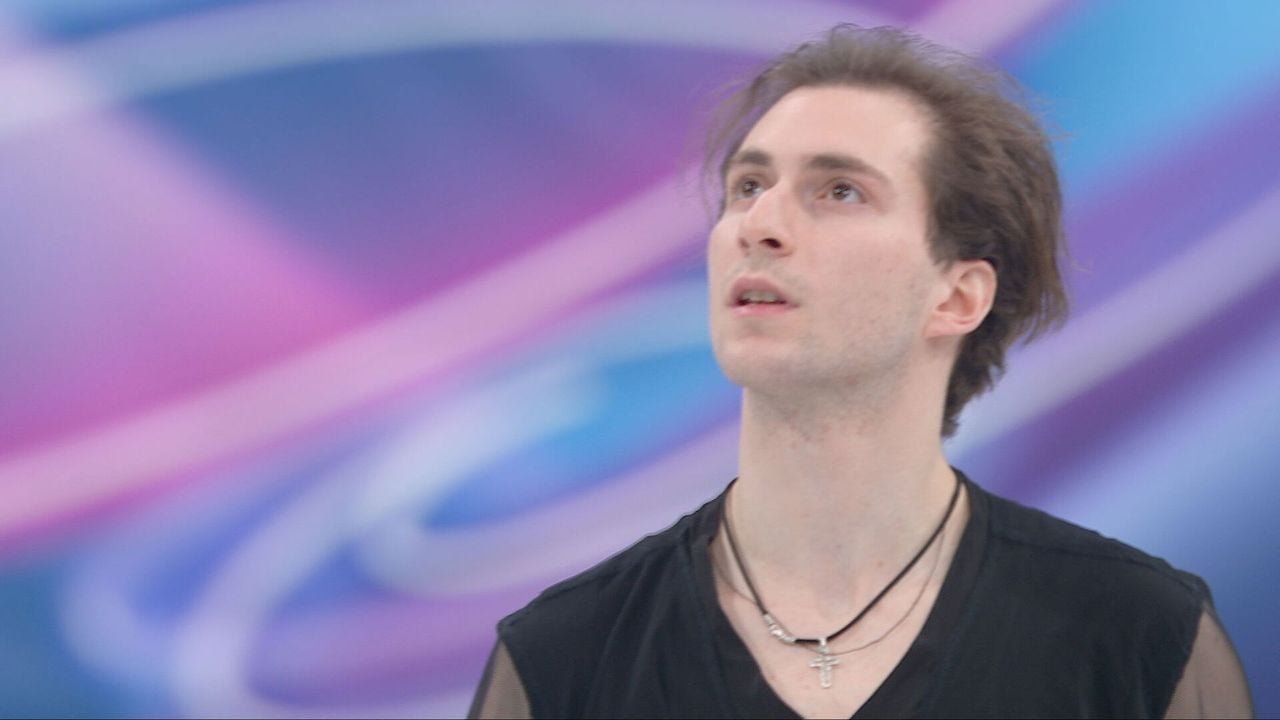 Nika Egadze voor zijn vrije kür in de landenwedstrijd. - NOS