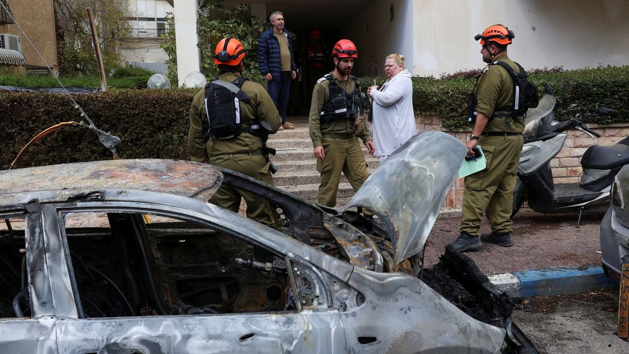 Een beschadigde auto in Petach Tikva - Reuters