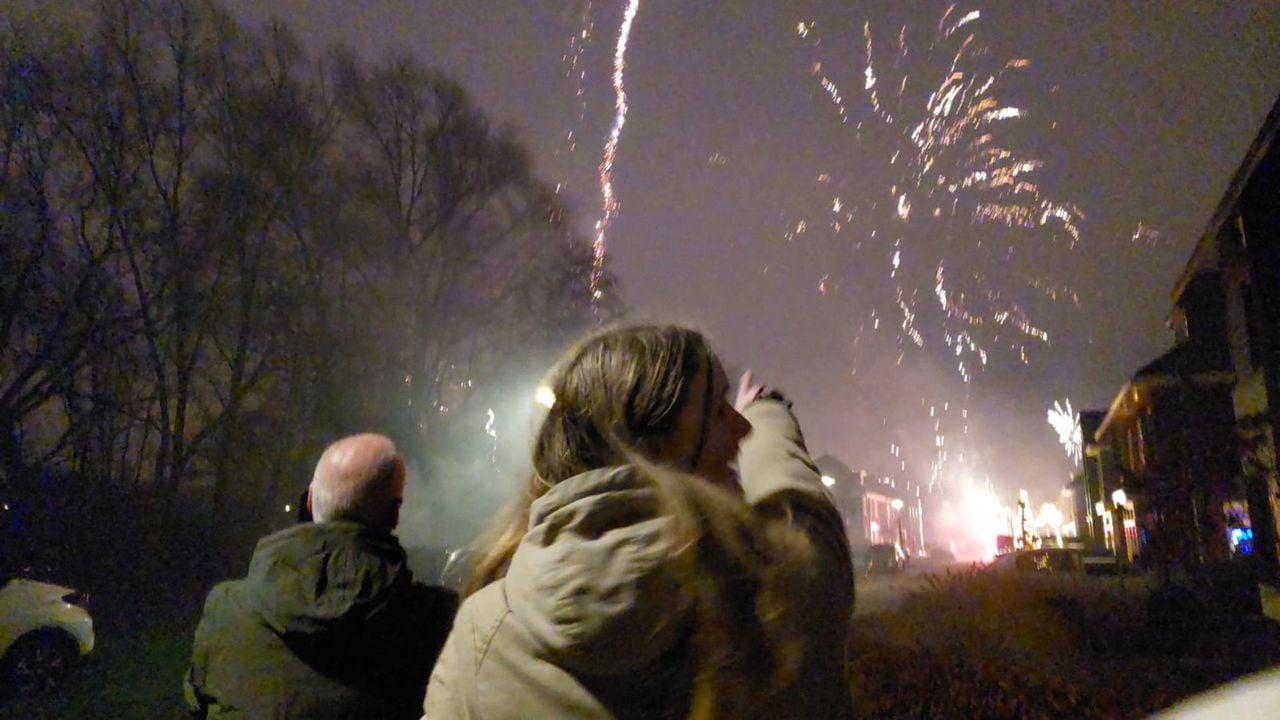 Mensen kijken in Hengelo op straat naar het vuurwerk - F. Schutten/NOS Ooggetuige