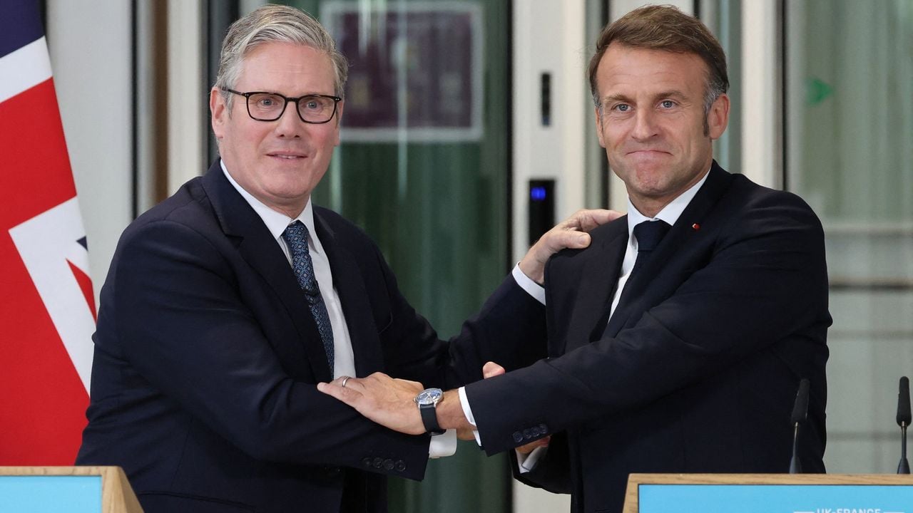 De Britse premier Keir Starmer (links) en de Franse president Emmanuel Macron tijdens een persconferentie in Londen vorig jaar - AFP